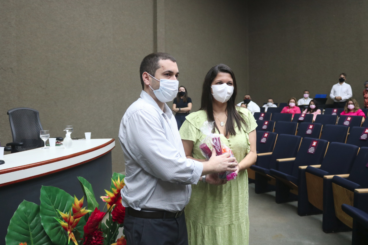 Membros da Defensoria doam lenços para mulheres com câncer em situação de vulnerabilidade