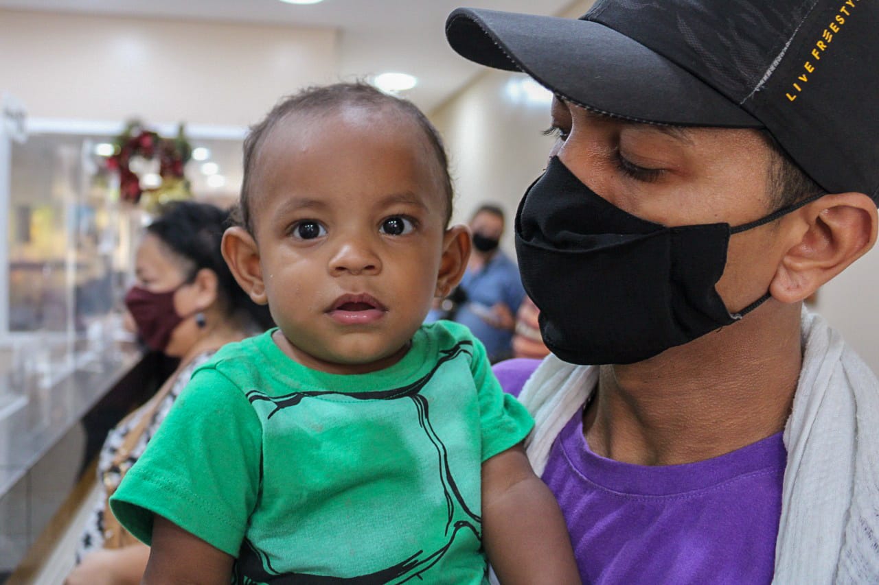 Após morte da esposa, pai consegue enfim registrar o filho