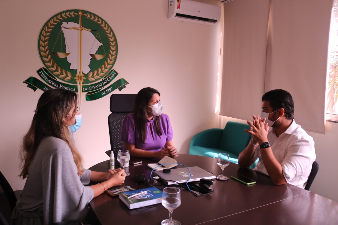 Defensora geral discute com prefeito de Redenção ampliação dos serviços da DPCE no município