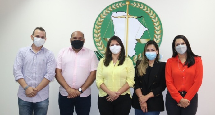 Defensora geral recebe prefeito de Paracuru para articular instalação da Defensoria Pública no município