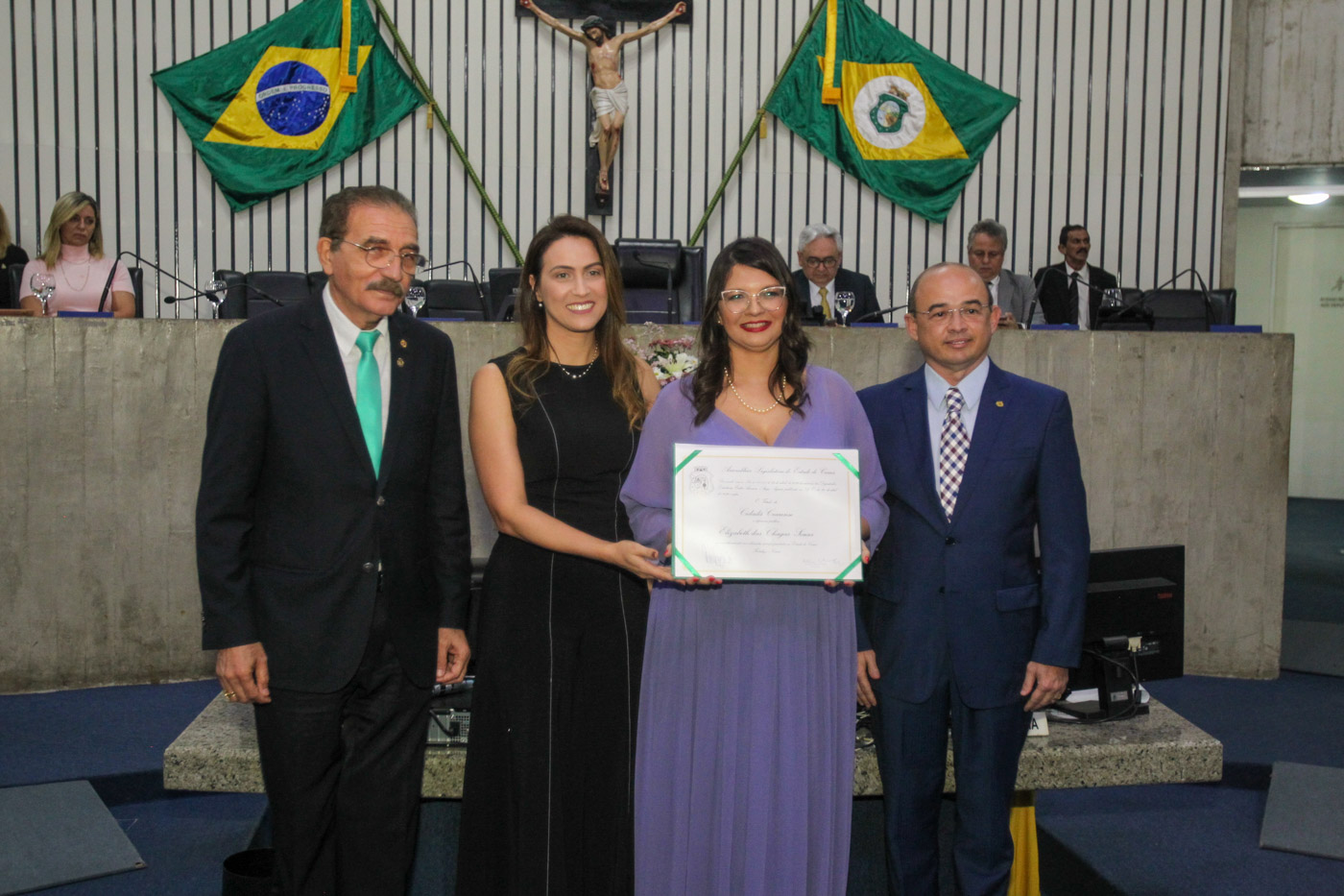 Defensora pública geral, Elizabeth Chagas, recebe o título de cidadã cearense