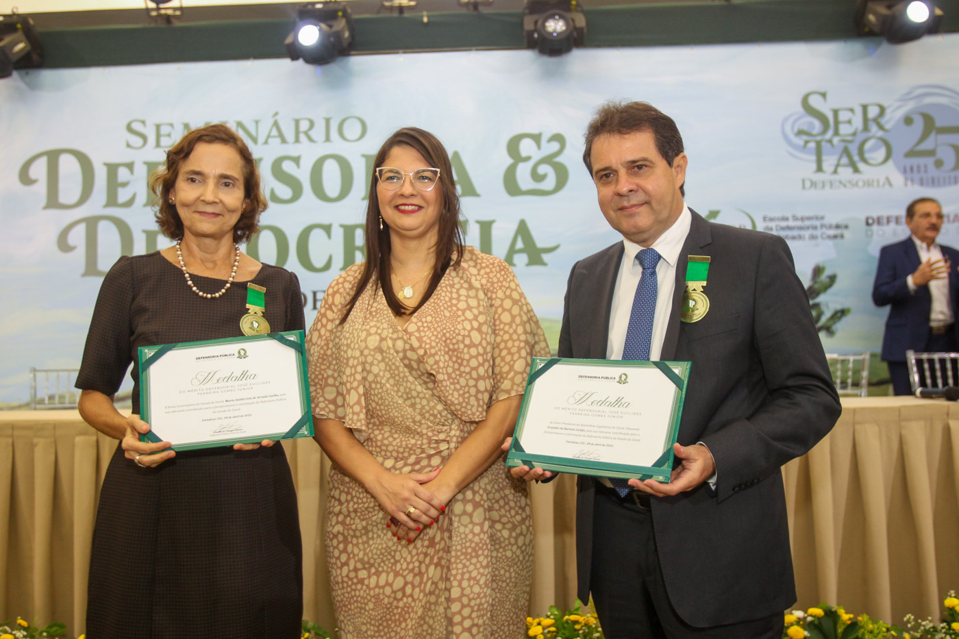 25 anos Defensoria – Entrega de comendas e medalhas a parceiras e parceiros da instituição