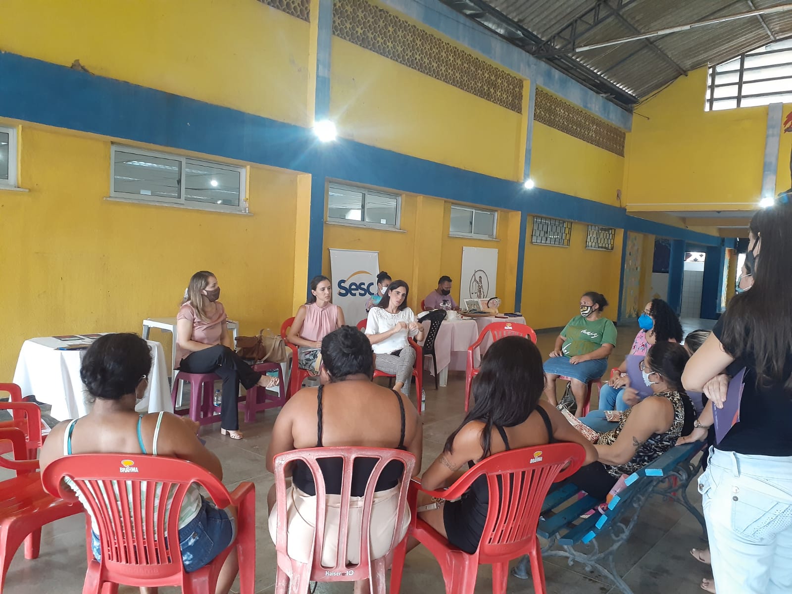 Defensoras fazem atividades de educação sobre os direitos da mulher em Fortaleza