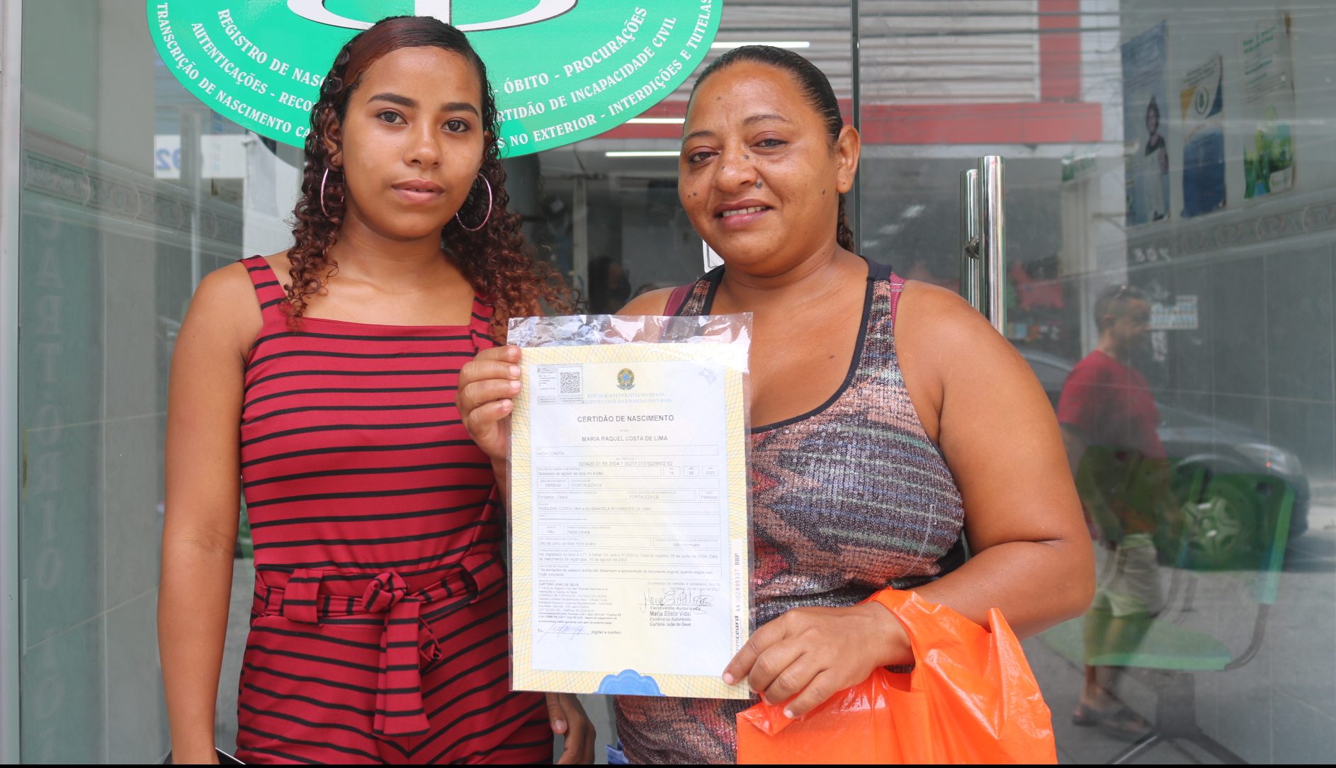 Após 18 anos sem nome completo na certidão de nascimento, jovem recebe documento retificado