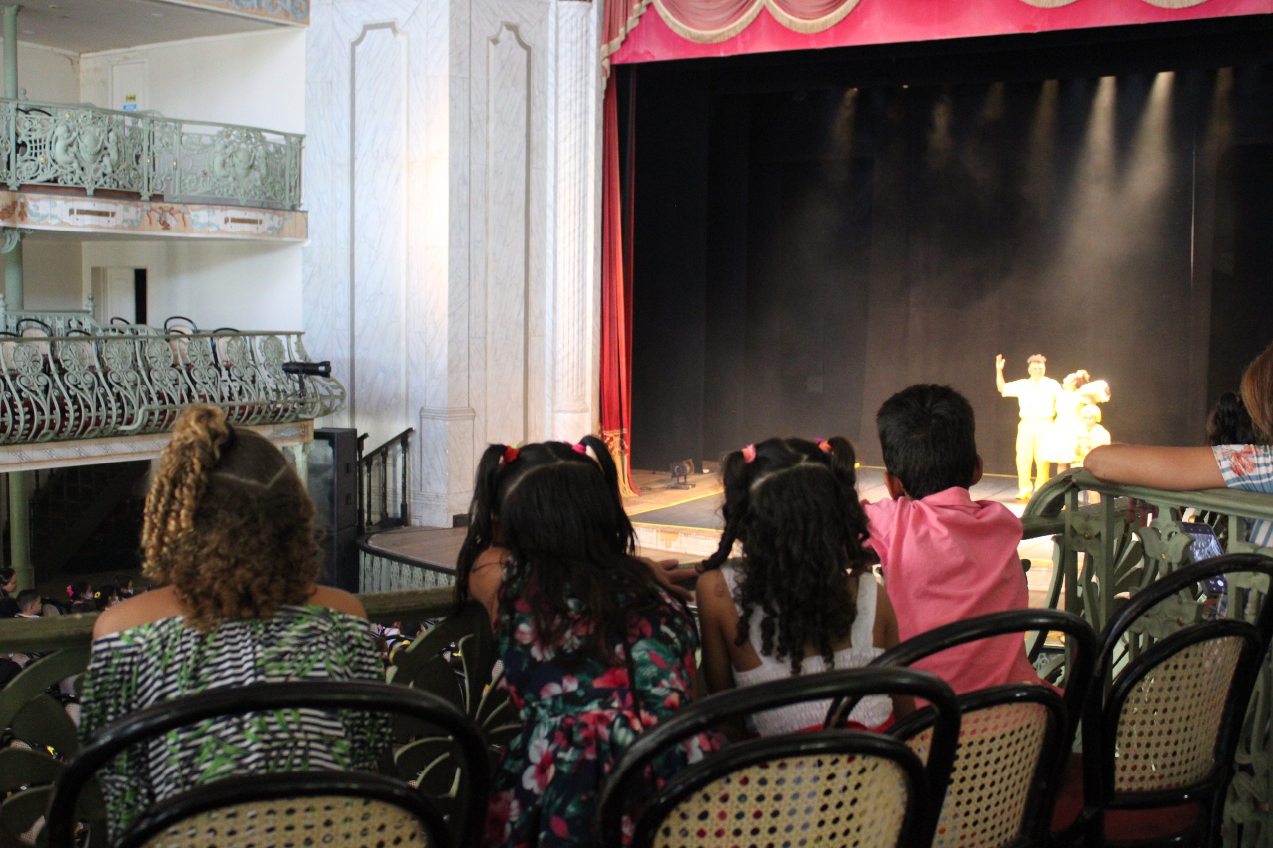 Projeto “Defensoria Amiga dos Abrigos” leva crianças e adolescentes de unidades de acolhimento a espetáculo no Theatro 