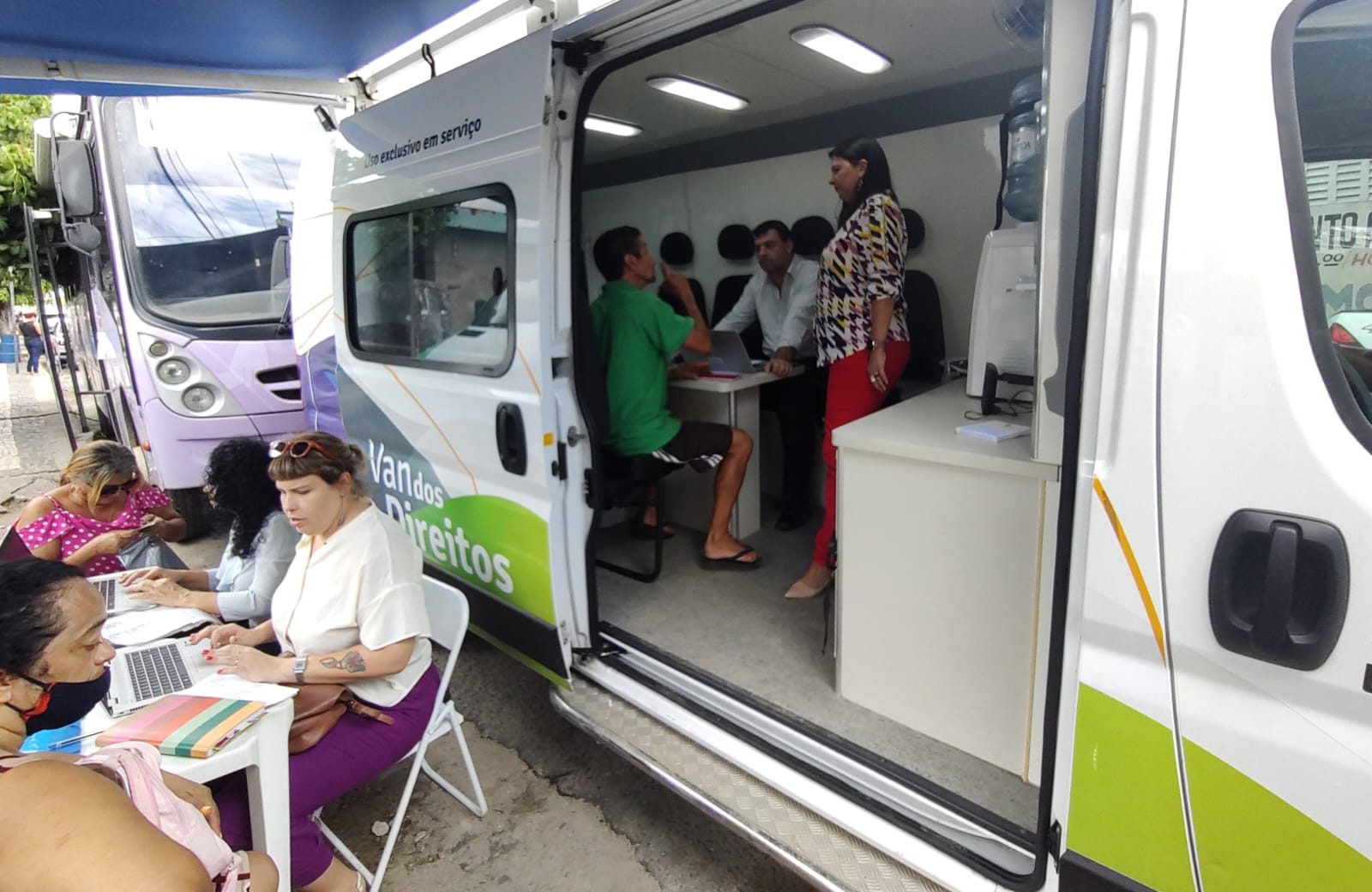 Defensoria atende população em Maranguape, no projeto Acolher, parceria com a SPS. Governadora visita ação