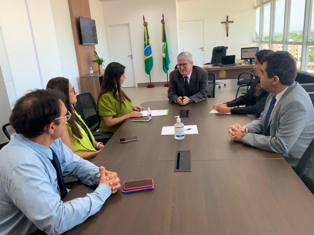 Presidente do TRE recebe membros do Observatório de Intolerância Política e Ideológica do Ceará