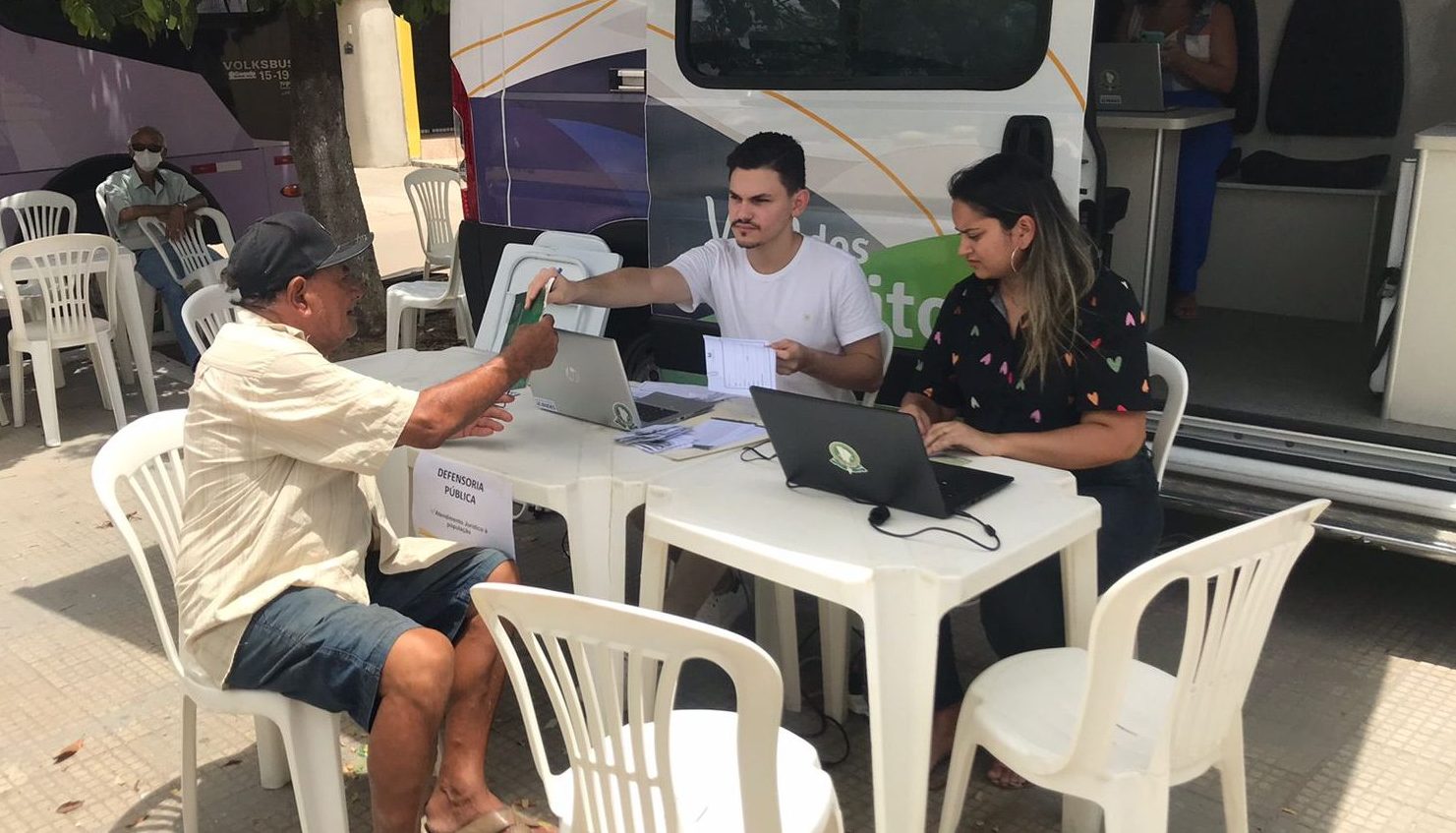 População do Canindezinho é atendida em Van de Direitos da DPCE durante mutirão do projeto Acolher