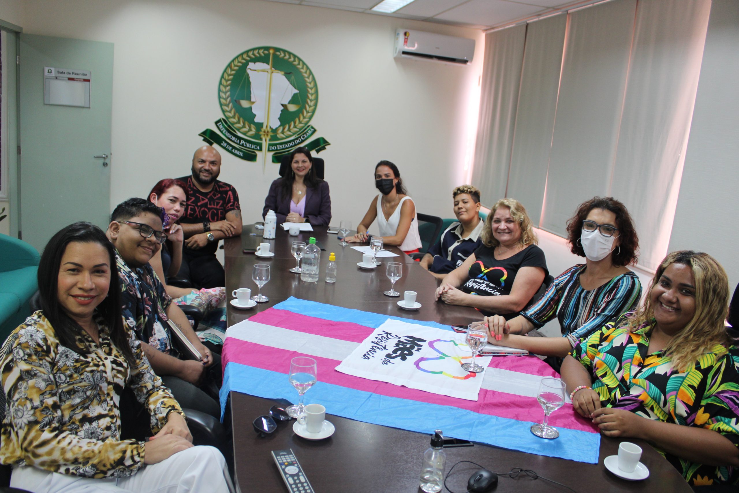 Defensoria debate com movimentos sociais criação de política de combate à discriminação e para contratação de pessoas trans e travestis
