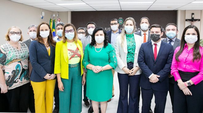 Defensoria assina termos para destinar vagas de trabalho às vítimas da violência doméstica