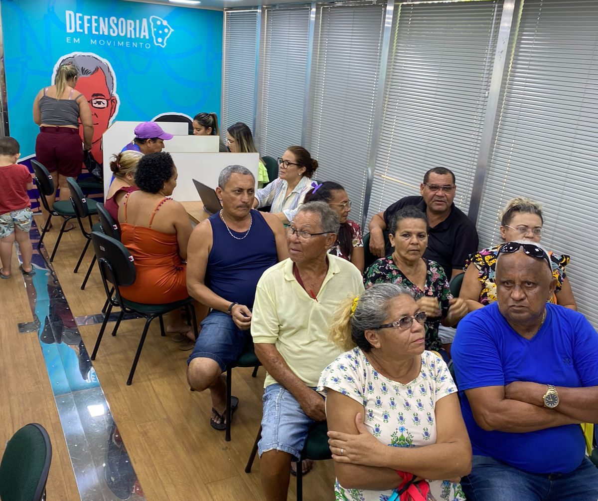 Cem pessoas são atendidas no primeiro dia da Defensoria em Movimento no Henrique Jorge; ação vai até esta quinta (16)