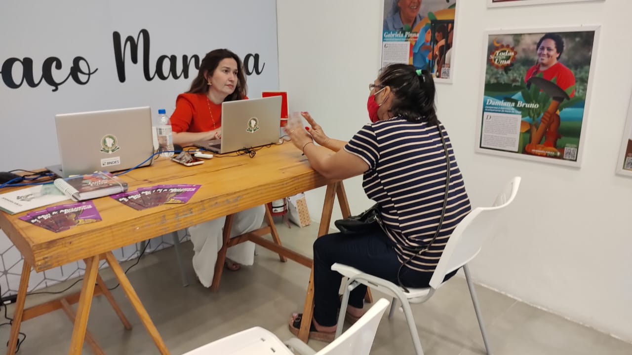 Frequentadoras do North Shopping Maracanaú recebem orientações jurídicas da Defensoria