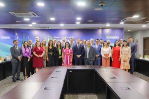 Foto de defensores públicos presentes na 73a Reunião Ordinária do Conselho Nacional de Defensoras e Defensores Públicos-Gerais (Condege), ocorrido em Rondônia. Ao fundo, backdrop azul-escuro com logomarca do Condege