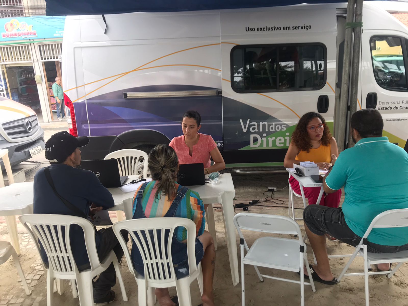 Van de Direitos da Defensoria vai ao bairro Serrinha, em Fortaleza, em nova edição do projeto Acolher