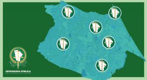 banner verde-escuro contendo a logo da Defensoria Pública no canto inferior-esquerdo. Ocupando toda a parte central e direita do banner está um mapa de Fortaleza sinalizada em pontos com os locais de atuação da Defensoria na capital