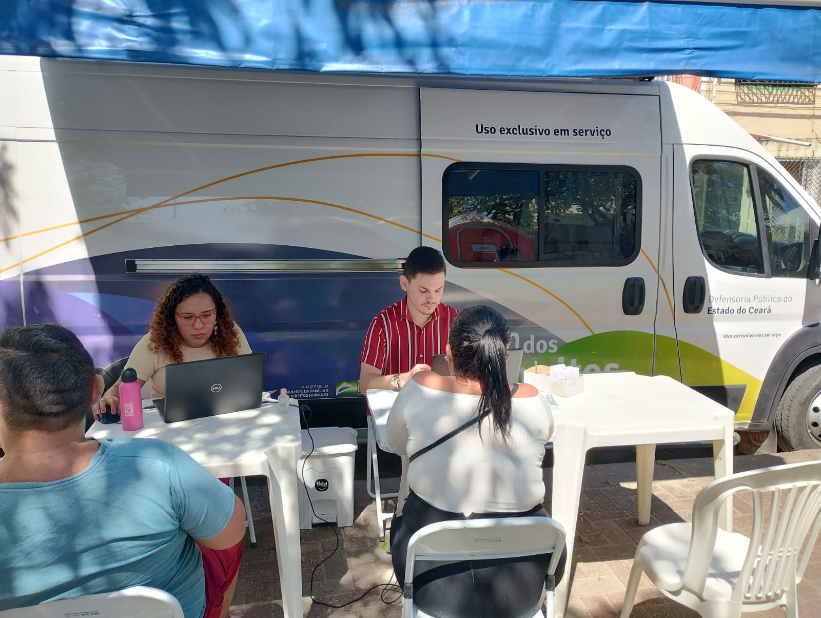 Moradores do bairro Vila União recebem a visita da Van de Direitos com atendimento jurídico da Defensoria