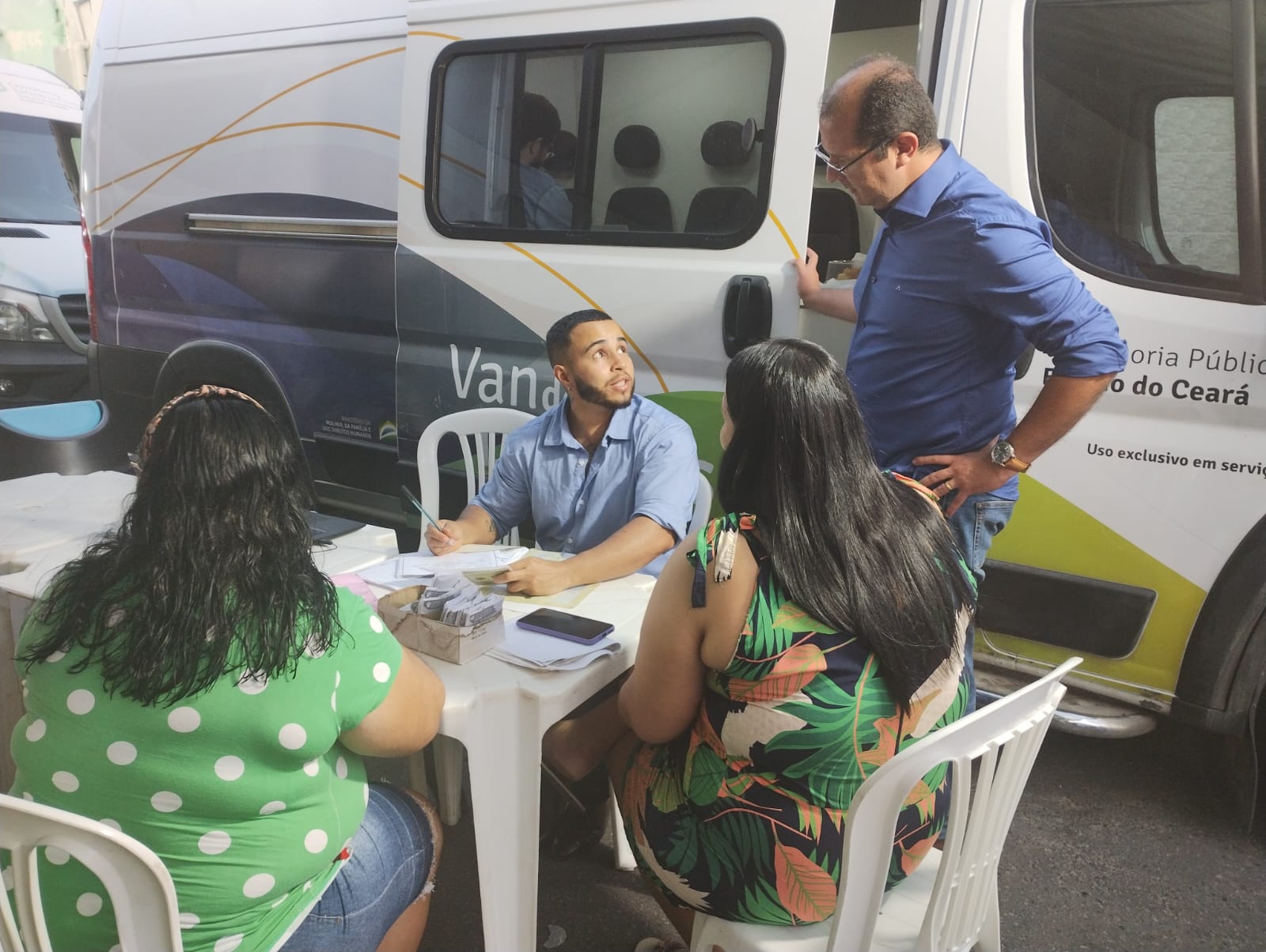 Moradores do bairro Passaré recebem a Van de Direitos