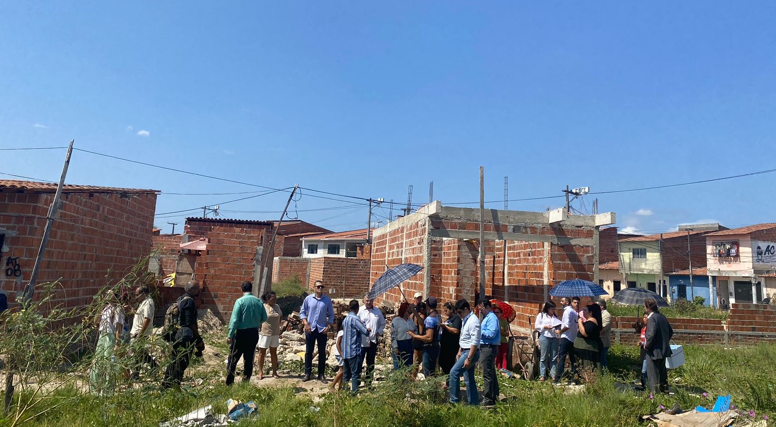 Defensoria integra comitiva em visita à comunidade que ocupou terreno em frente ao aeroporto de Fortaleza