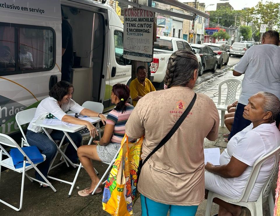 Pessoas em situação de rua são atendidas em ação da Defensoria na Casa da Sopa, em Fortaleza