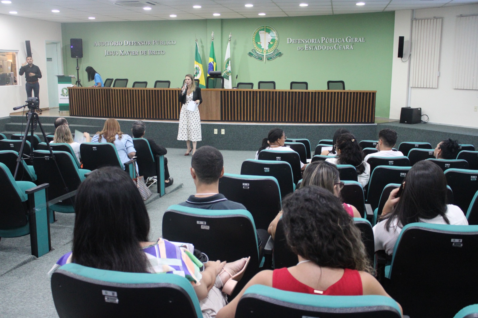 Defensoria discute “economia do cuidado” e inclusão escolar em seminário sobre demandas da população autista