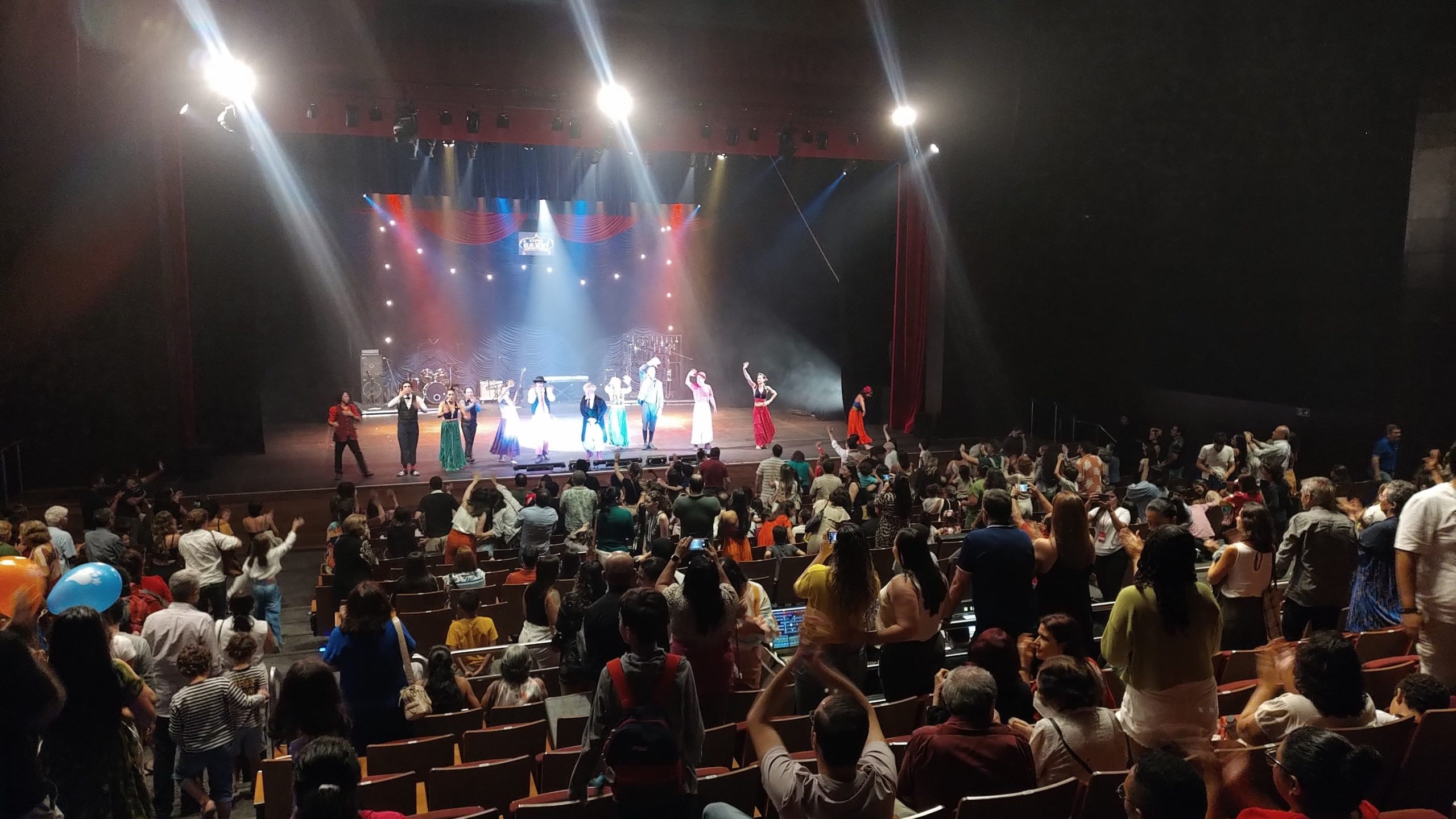 Projeto Defensoria Amiga dos Abrigos leva 120 crianças e adolescentes ao Teatro