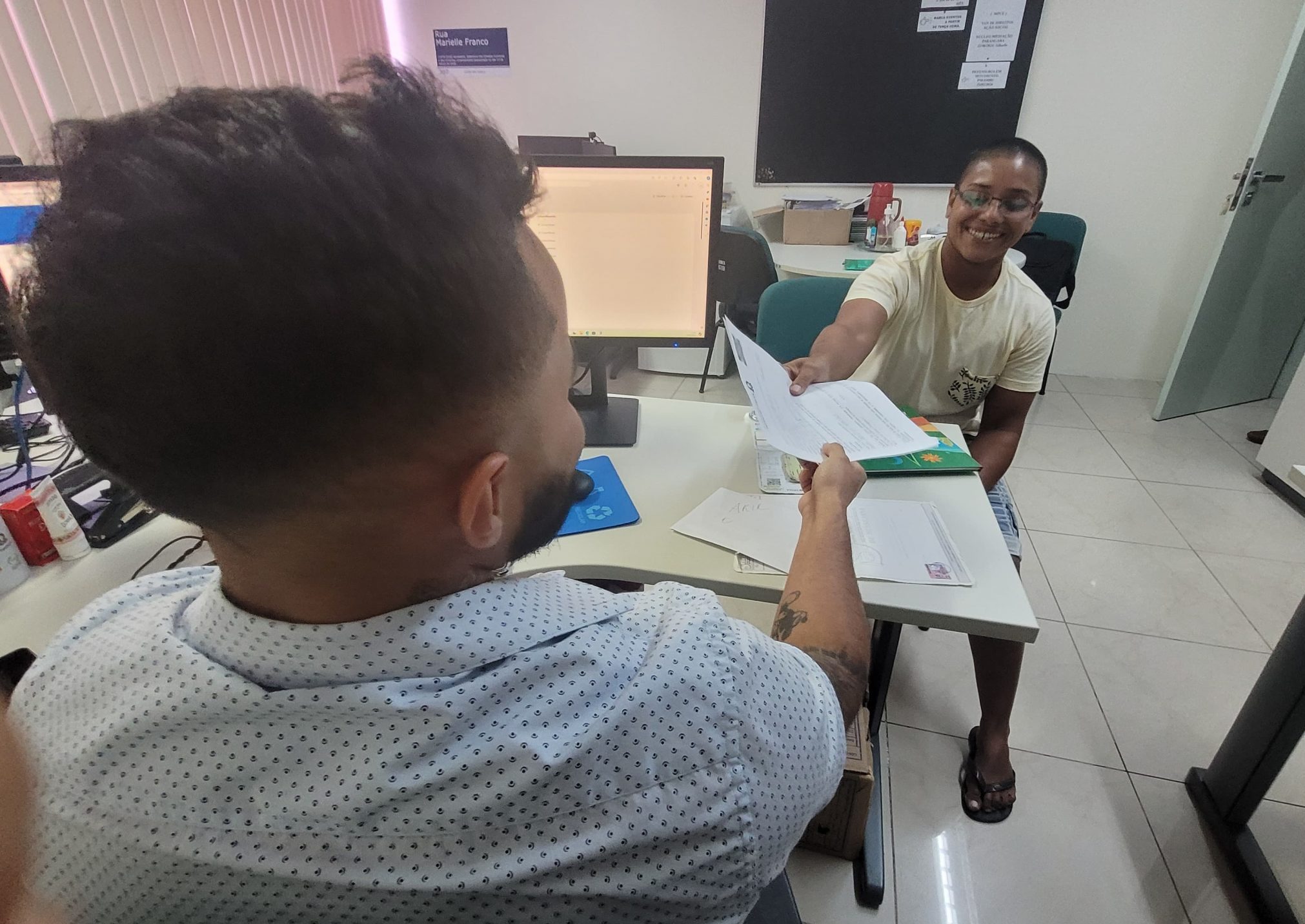 Defensoria faz inscrição presencial de pessoas trans que querem mudar de nome e não têm acesso à Internet; prazo encerra nesta terça (28)
