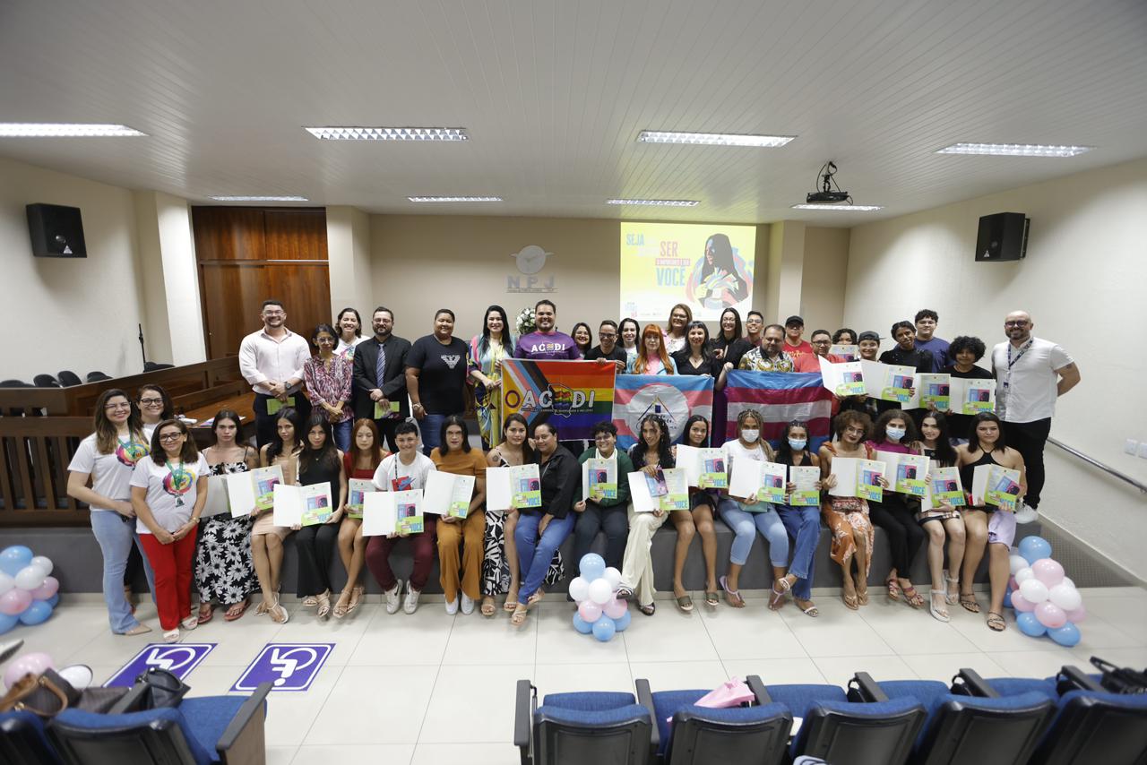 “A gente nunca desiste de lutar”: 25 pessoas trans e travestis recebem certidões com novos nomes e gêneros no Cariri