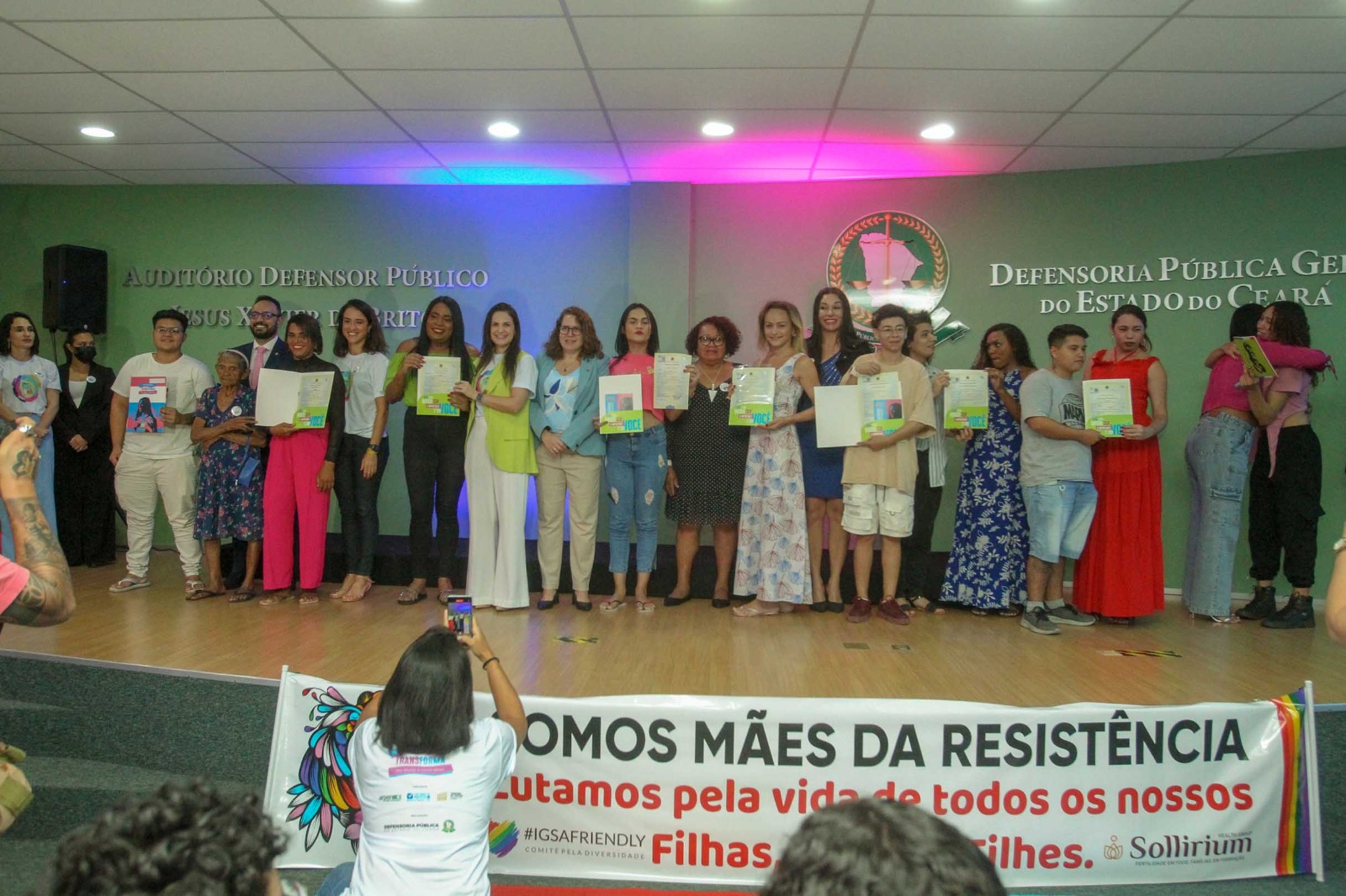 Depoimentos de luta e sonho marcam entrega das 198 certidões de nascimento a pessoas trans e travestis atendidas no mutirão Transforma
