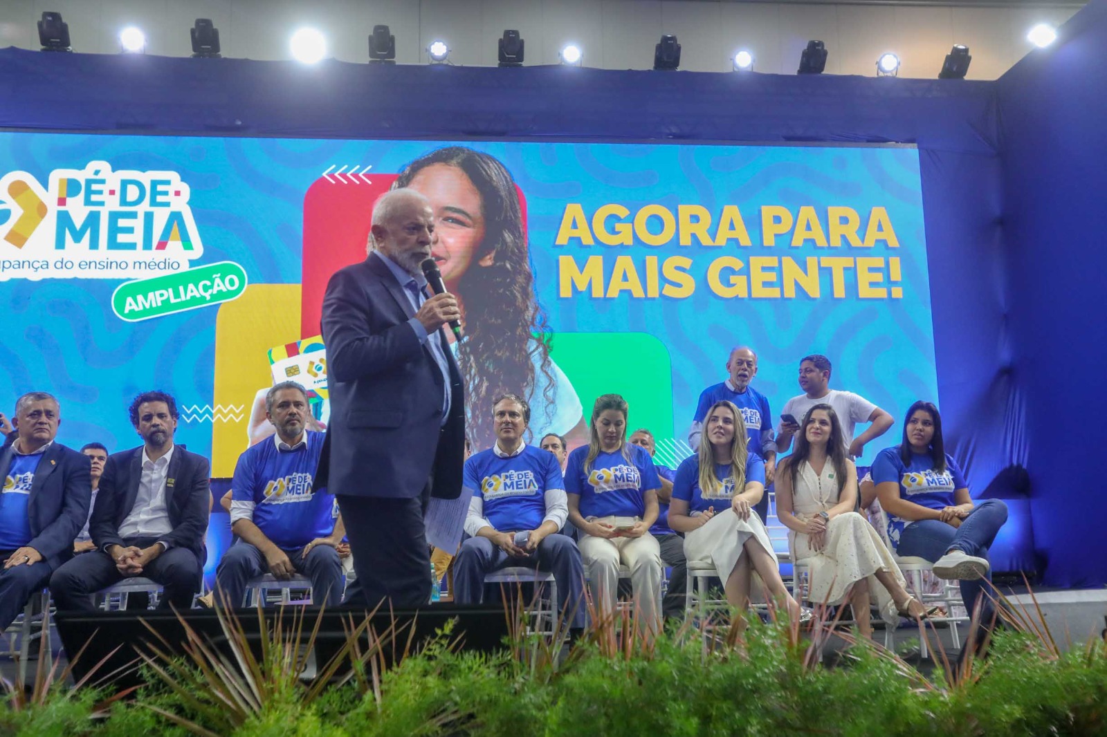 Com presidente Lula, defensora geral participa de cerimônia para ampliação do programa “Pé de Meia”