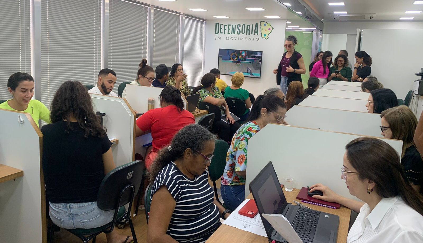 Defensoria em Movimento encerra atendimentos em alusão aos 18 anos da Lei Maria da Penha no Conjunto Palmeiras