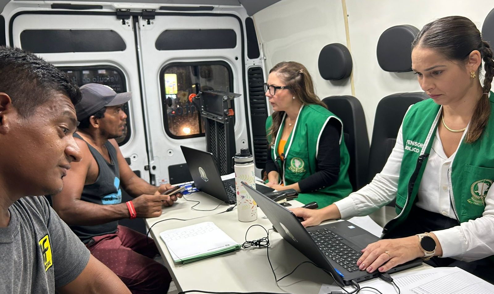 Defensoras atendem a população na Praça do Ferreira na noite desta quarta-feira (30)