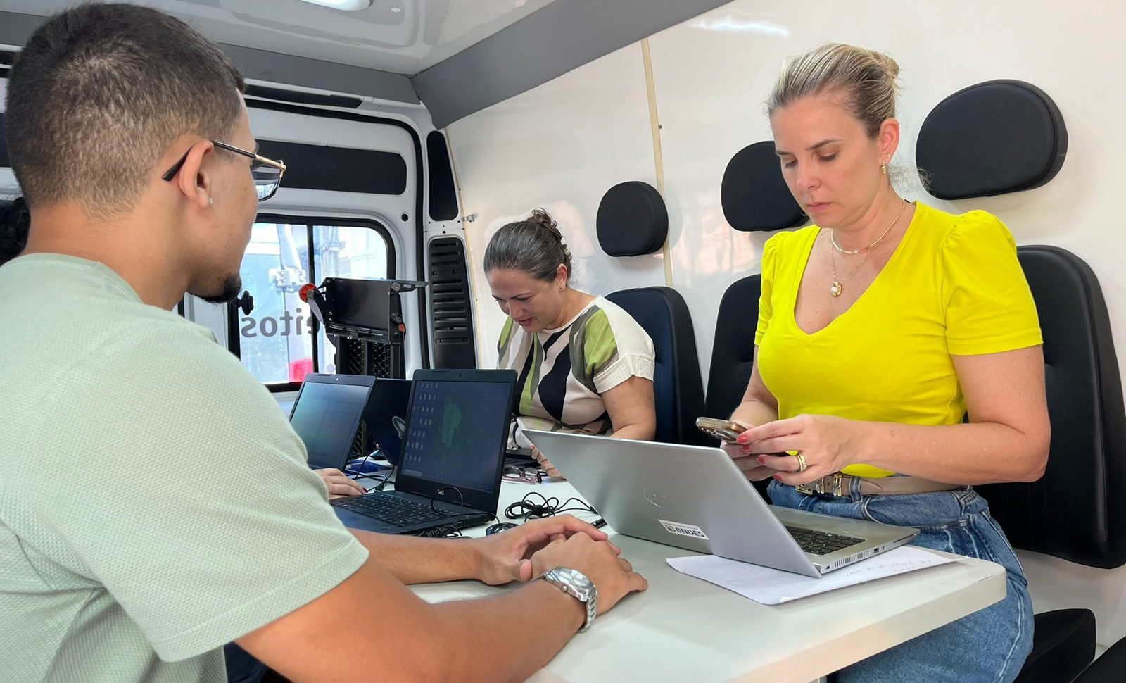 Van de Direitos da Defensoria faz 21 atendimentos jurídicos e psicossociais no Oitão Preto