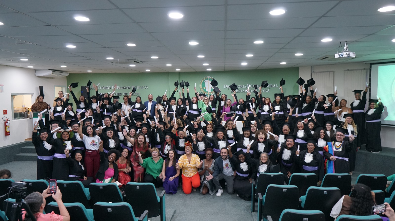 Cem mulheres se formam como as primeiras defensoras populares do Ceará
