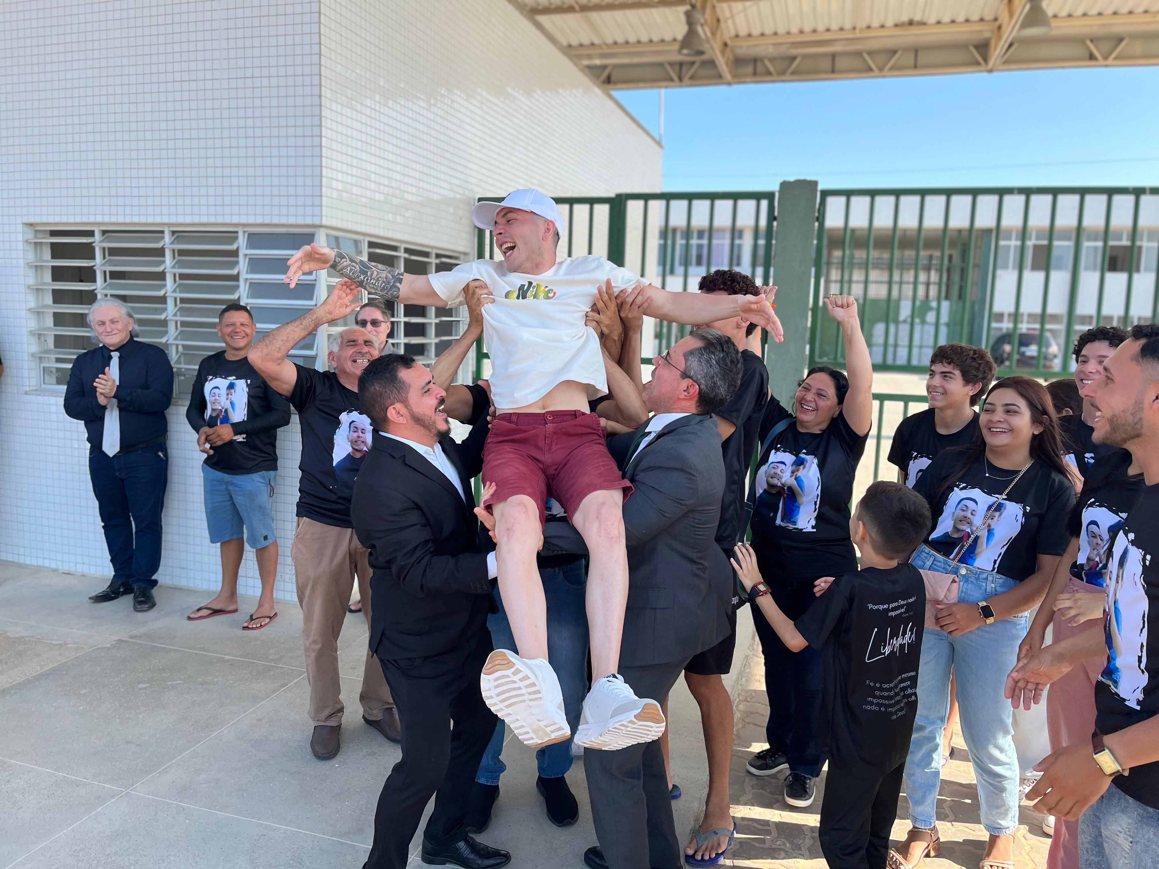 Jovem é absolvido e ganha liberdade após mais de dois anos preso injustamente