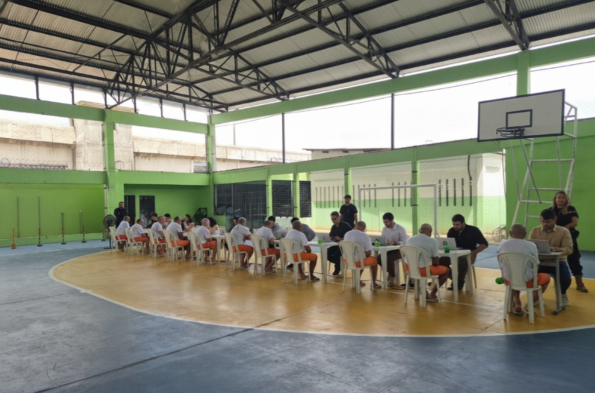 Curso de formação leva dez novos defensores à unidade prisional de Aquiraz em ação de atendimentos jurídicos práticos