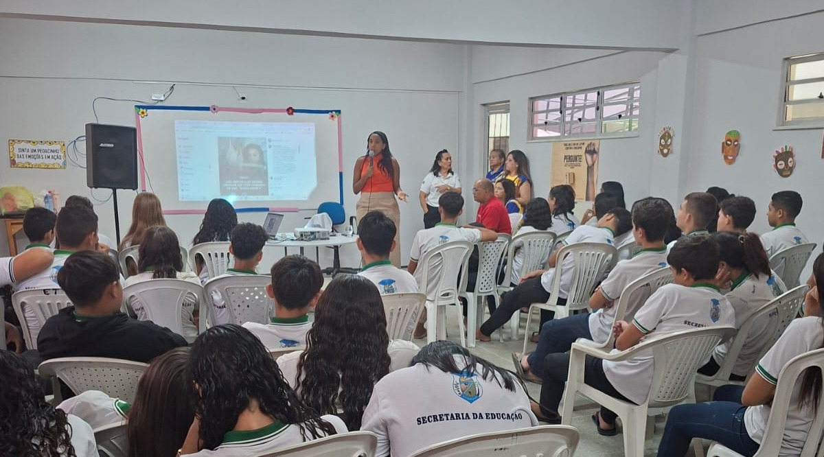 Defensoria Pública promove roda de conversa sobre cotas raciais e autoidentificação étnico-racial em escola de Morada Nova