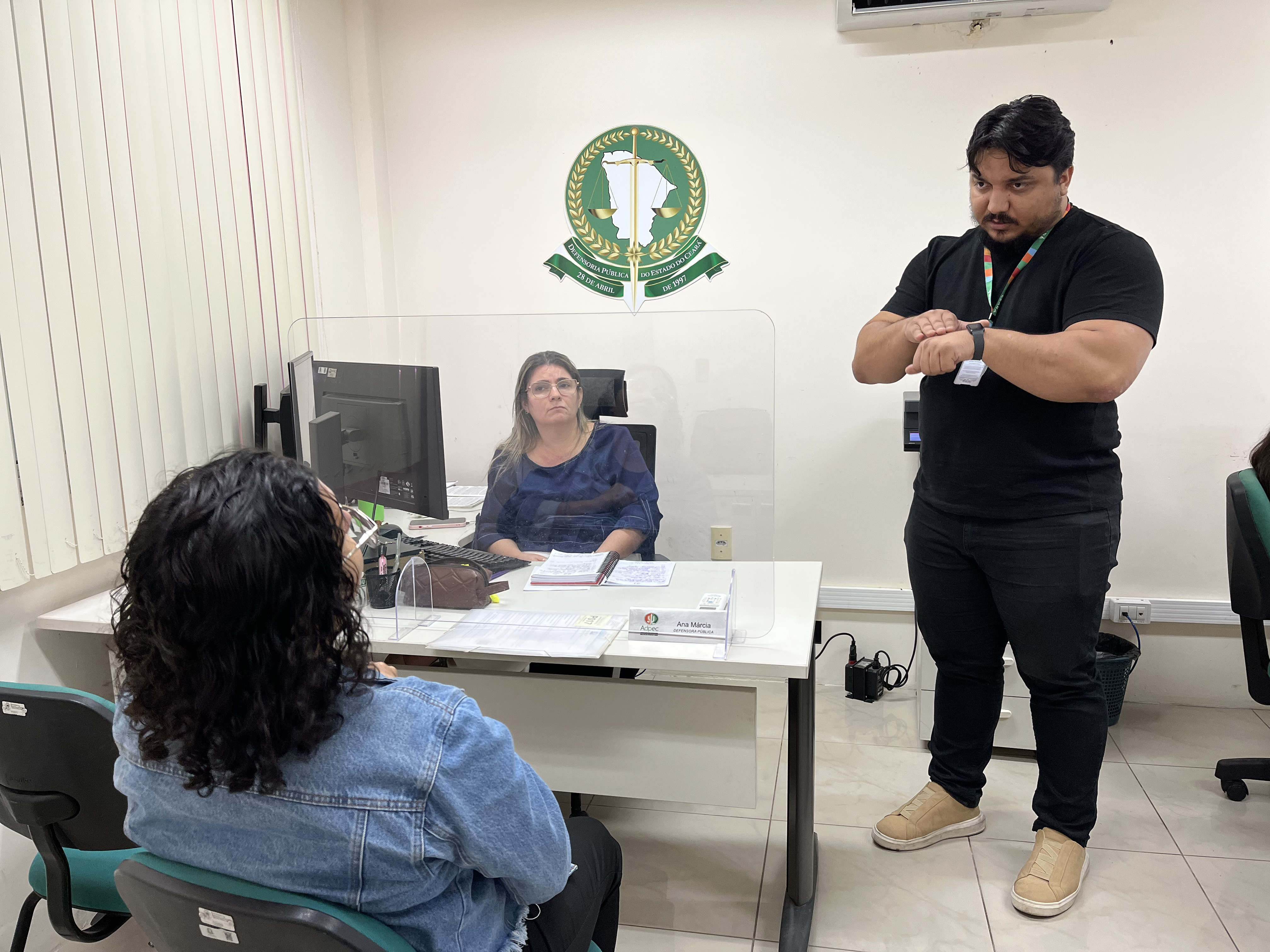 Atendimento com intérprete de Libras assegura divórcio a mulher surda na Defensoria Pública
