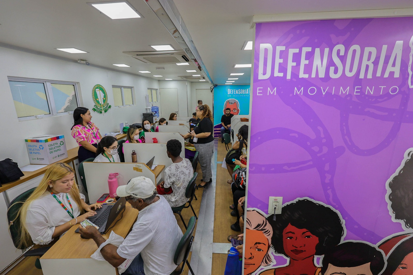 Mulheres buscam orientação jurídica em ação da Defensoria no Centro de Fortaleza