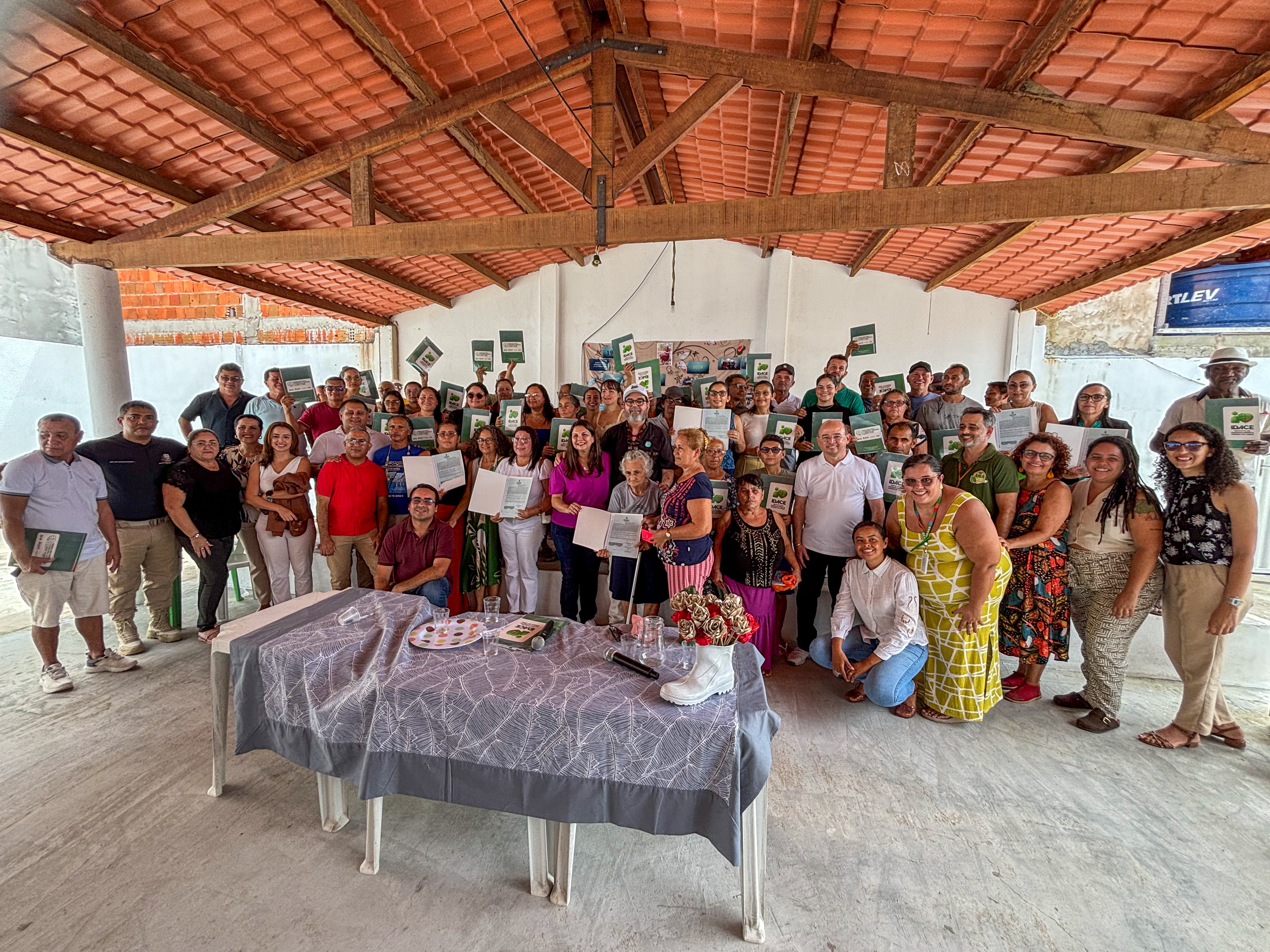 Defensoria participa da entrega de títulos de terra para famílias em Tatajuba