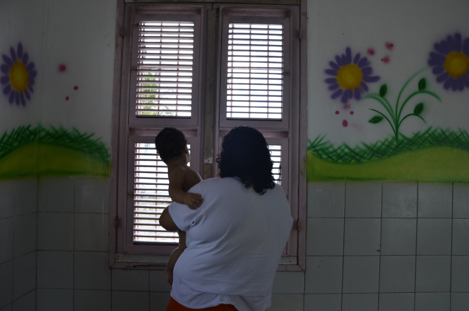 Defensoria garante remição por trabalho de cuidado e mulher deixa prisão para cumprir pena em casa no Ceará