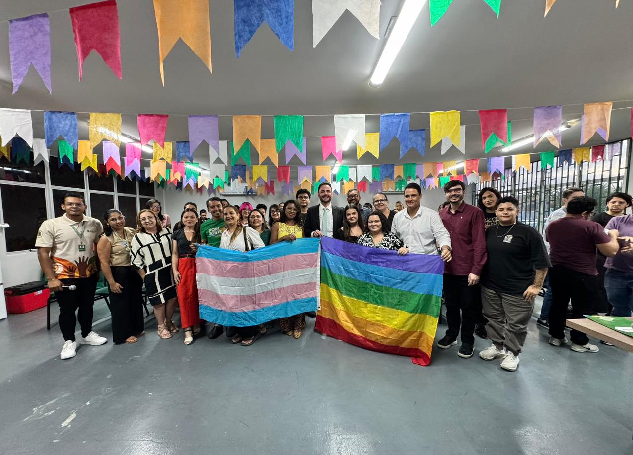 Pessoas trans e travestis recebem certidões retificadas em Horizonte