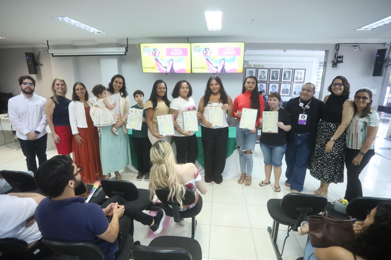 Pessoas trans e travestis recebem certidões retificadas em Massapê